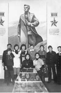 Активисты штаба «Факел» и А.Е.Зайцева в музее Дома пионеров. 1970-е гг.