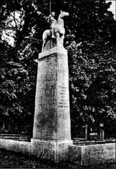Памятник уланам 12-го полка. Скульптор С. Кауэр.