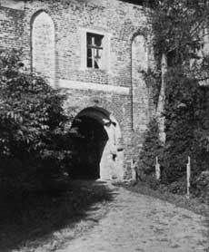Ворота замка Заалау. Довоенная фотография.