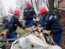 В Черняховске спасатели тренировались на площадке взрыва газа и спасению человека на воде