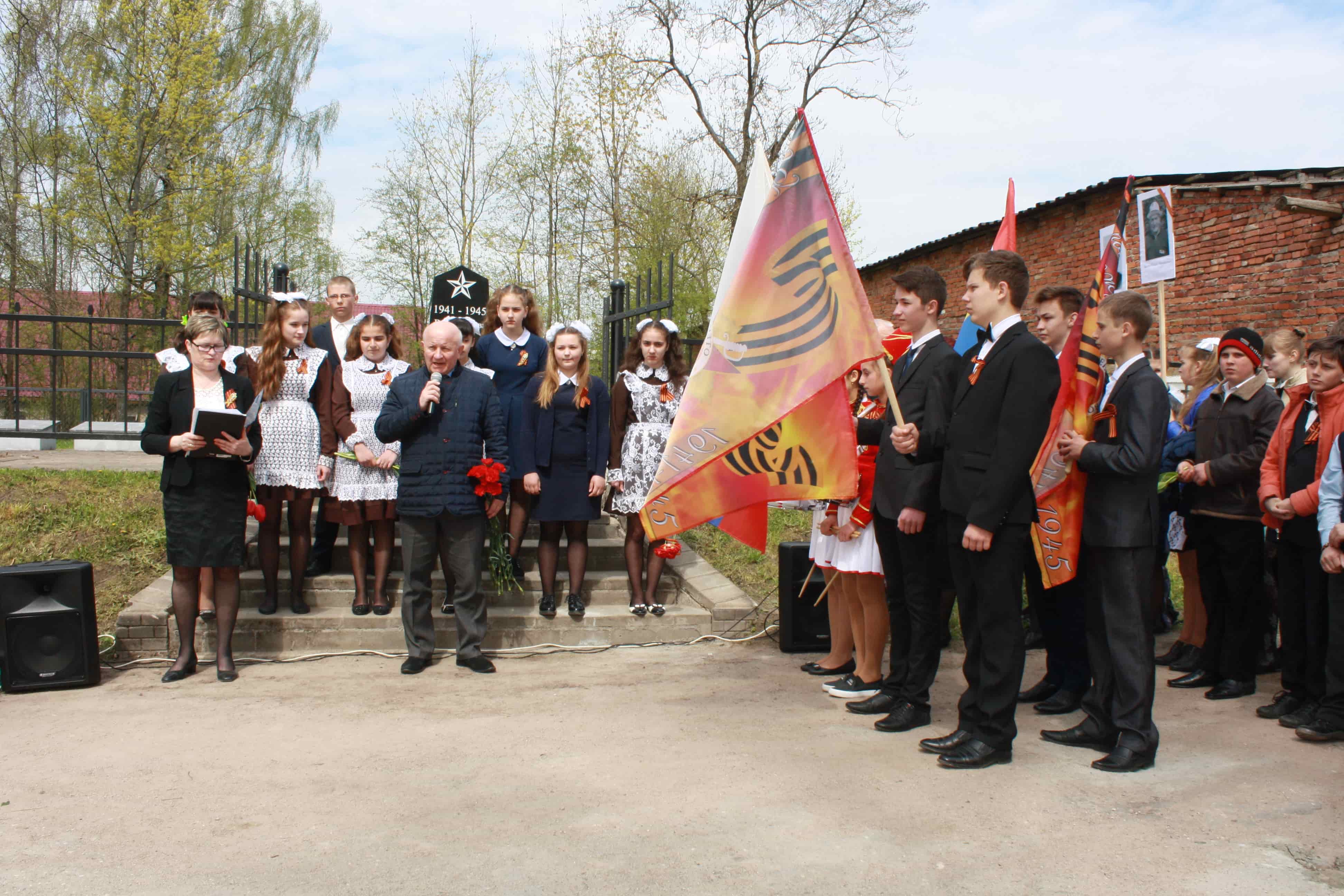 Торжественный митинг, посвященный дню победы в поселке Калиновка