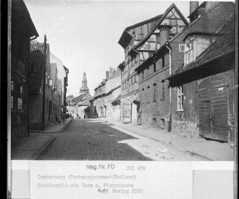 Strassenbild mit Turm d. Pfarrkirche, Insterburg