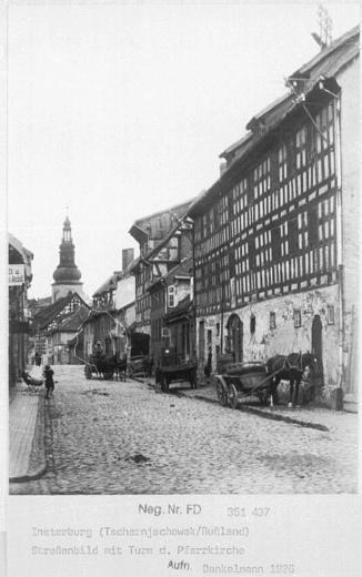 Strassenbild mit Turm d. Pfarrkirche, Insterburg