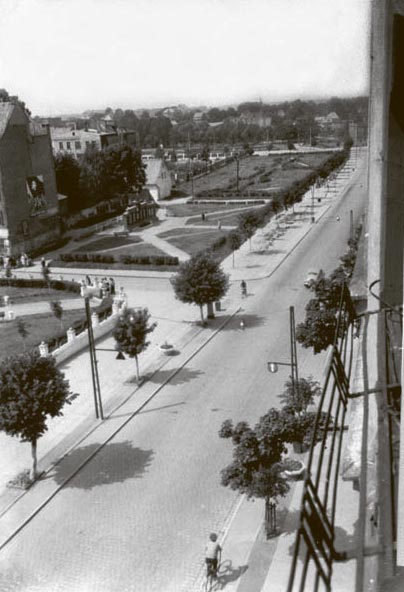 Вид на ул. Ленина и сквер с Доской показателей предприятий. 1960-е годы, Черняховск