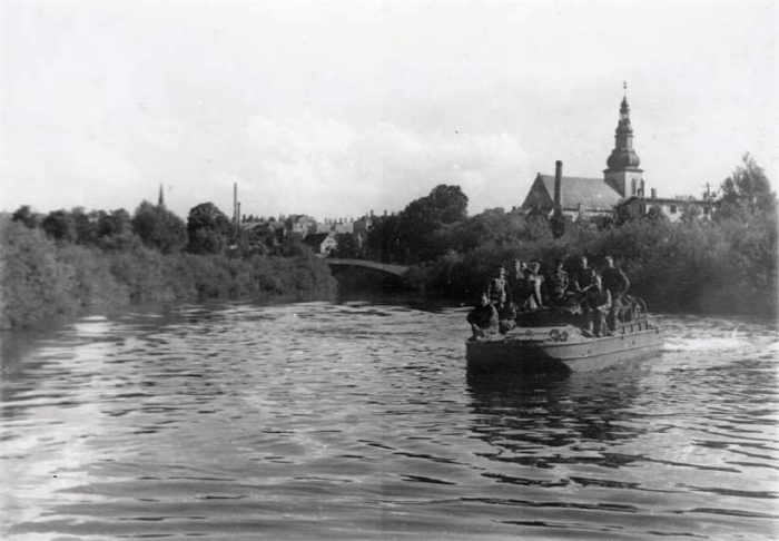 Советские войны на реке Ангерапп, позади Лютеранская кирха, Черняховск