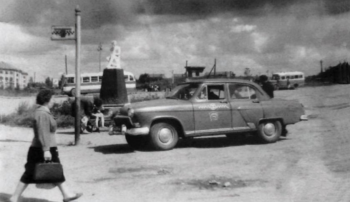 Памятник А.С. Пушкину у автостанции. 1950-е годы, Черняховск