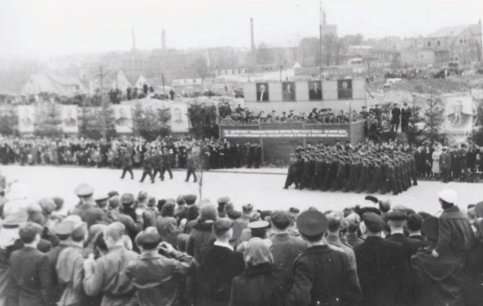 Парад на Первомайской пл. (ныне пл. Ленина). Начало 1950-х годов, Черняховск