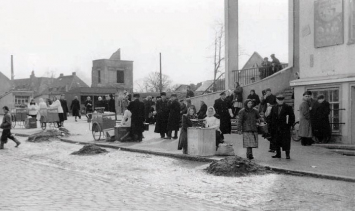 Ул. Садовая у колхозного рынка и Театральной пл. (за площадью видны руины Тиволи-театра), Черняховск