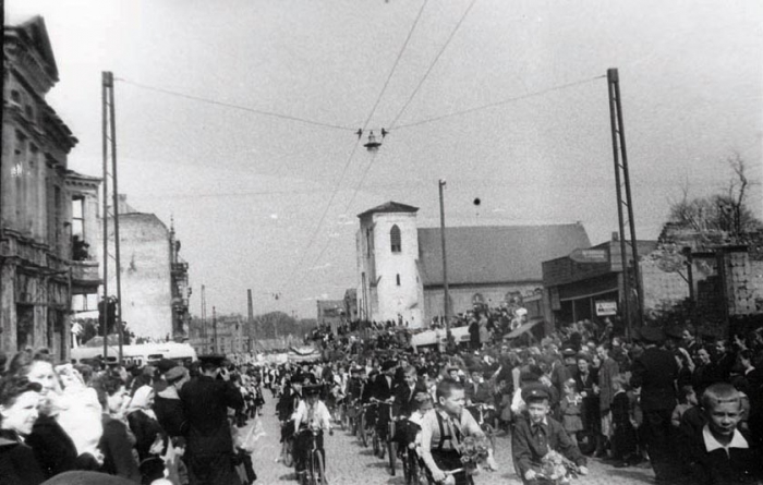 Ул. Первомайская во время первомайской демонстрации. Начало 1950-х годов, Черняховск