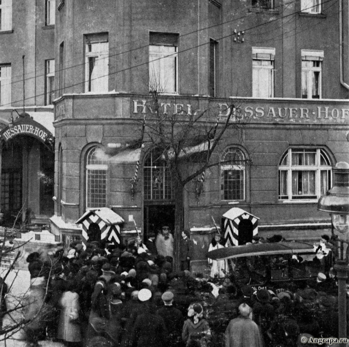 Generalfeldmarschall v. Hindenburg beim Verlassen des Hotels «Dessauer Hof», Insterburg