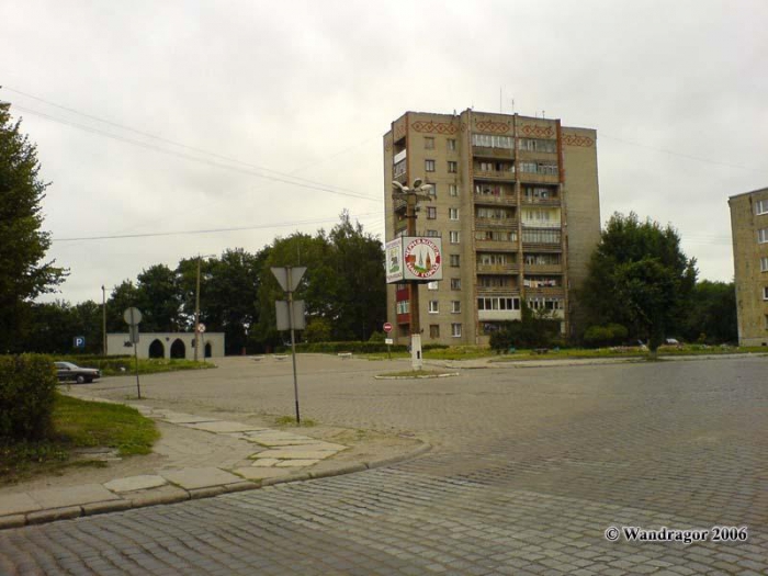 Вид на девятиэтажное здание и арку, Черняховск