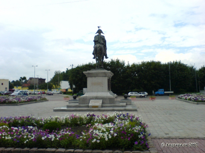 Памятник Барклаю-де-Толли (со стороны сквера (переулок 2й-Госпитальный)), Черняховск