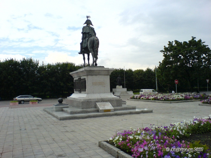 Памятник Барклаю-де-Толли (со стороны сквера (переулок 2й-Госпитальный)), Черняховск