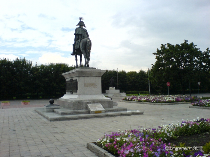 Памятник Барклаю-де-Толли (со стороны сквера (переулок 2й-Госпитальный)), Черняховск