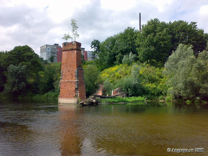 Опора разрушенного моста узкоколейной железной дороги через реку Анграпа, Черняховск