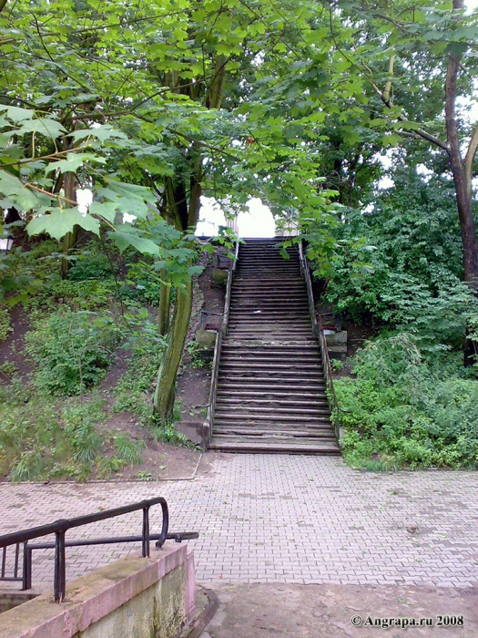 Лестница рядом с арочным мостом, Черняховск