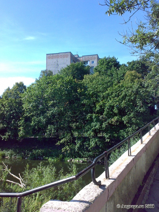 Вид на девятиэтажное здание и реку Анграпу, Черняховск