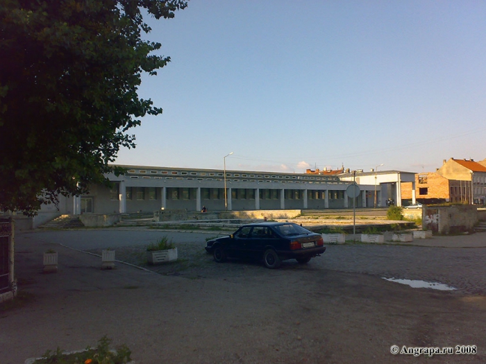 Вид на Центральный рынок и Театральную площадь со стороны Дома Офицеров, Черняховск