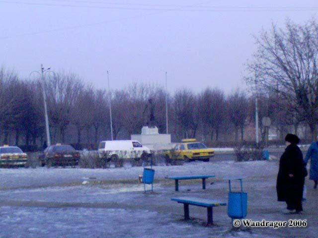 Вид на площадь Ленина и памятник Ленину (со стороны сквера (переулок 2й-Госпитальный)), Черняховск