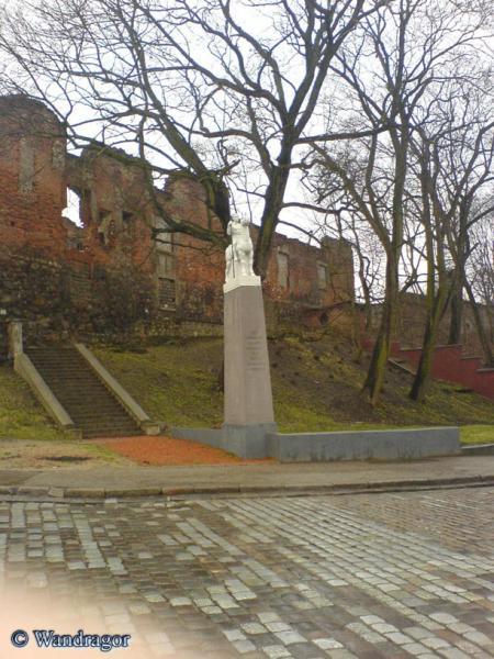 Замок Инстербург и постамент погибшим уланам (угол улиц Льва Толстого и Партизанская), Черняховск