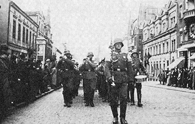 Военный парад на Гинденбургштрассе