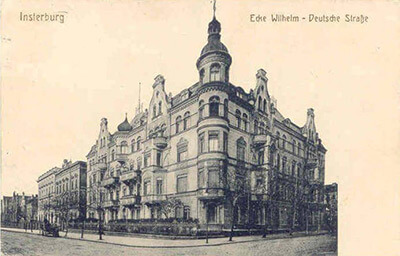 *Фамилия Мора была увековечена в названии углового дома на перекрестке Вильгельмштрассе- Дойчештрассе (Mohrsches Haus). К сожалению данное здание не сохранилось