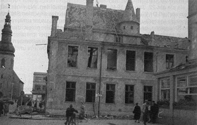 Разрушенная, вследствие бомбардировки, старая ратуша на Альтер Маркт