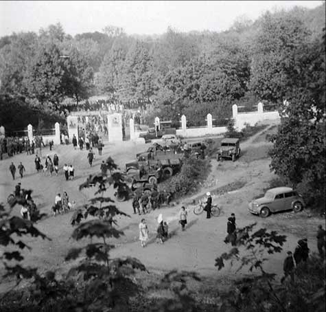 У городского стадиона. 1950-е годы.