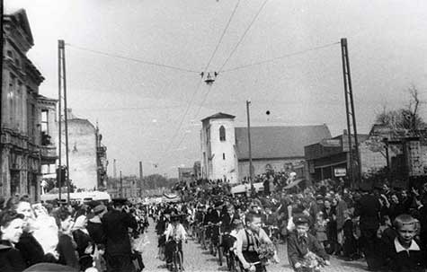 Ул.Первомайская во время первомайской демонстрации. Начало 1950-х годов.