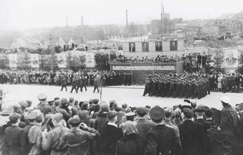 Парад на Первомайской пл. (ныне пл.Ленина). Начало 1950-х годов.