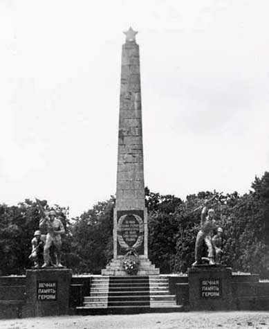 Памятник погибшим воинам на братской могиле (ул.Спортивная). 1950-е годы.