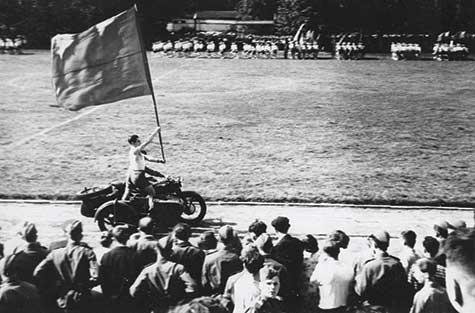 Спортивный праздник на городском стадионе. Середина 1950-х годов.