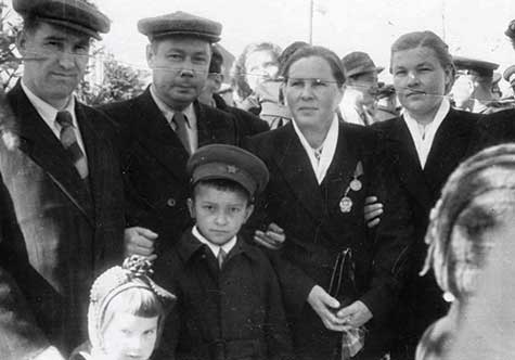 Депутат Верховного Совета СССР Анна Степановна Плетнева (2-я справа). Конец 1950-х годов.