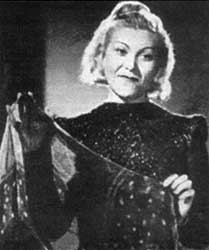 Клавдия Шульженко со знаменитым платочком в руках.