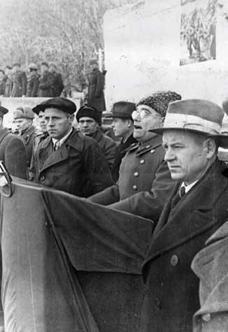 Первый председатель Черняховского горисполкома Н.Г. Зинович (1-й слева), секретарь ГК КПСС Сидорчук (1-й справа). 1947(48) год.