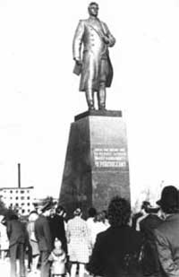 Памятник И.Д. Черняховскому. Скульптор Б.В. Едунов, архитектор М.Д. Насекин. Фото П.А. Локтионова.