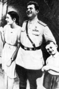 И.Д.Черняховский с дочерью Неонилой и сыном Олегом.