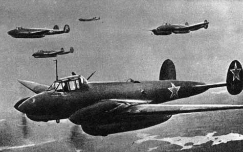 Советские бомбардировщики над вражескими позициями.
