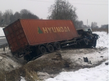 Под Черняховском перевернулась фура