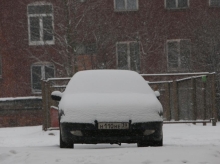 Житель Черняховска судится с управляющей компанией из-за упавшего на автомобиль снега