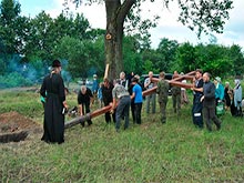 В Черняховске православные освятили поклонный крест и источник-купальню