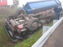 Под Черняховском опрокинулся грузовик: водитель погиб