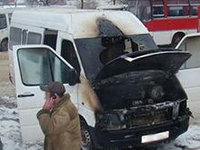 В Черняховске компания сожгла микроавтобус, не сумев его угнать