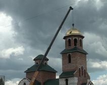 В Черняховске на храме преподобного Сергия Радонежского установили купола