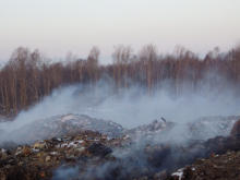 Свалка в Черняховске продолжает дымить и принимать отходы