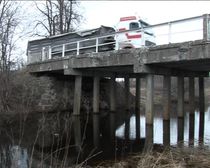 В Черняховском районе у моста через реку Торфяную сломалось бетонное ограждение