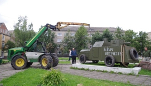 Броневик времен Первой мировой войны у краеведческого музея в Черняховске