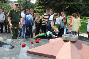 Возложение цветов к мемориалу павшим воинам